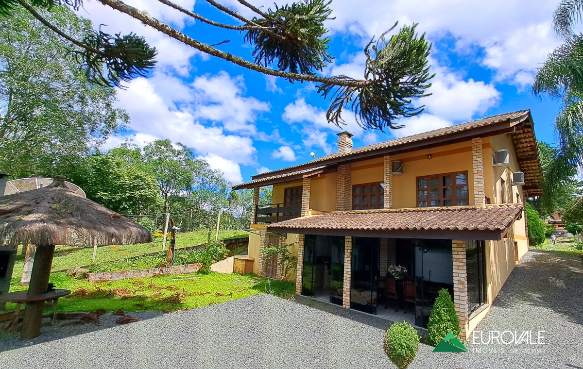 CASA NO LAGO PINHAL