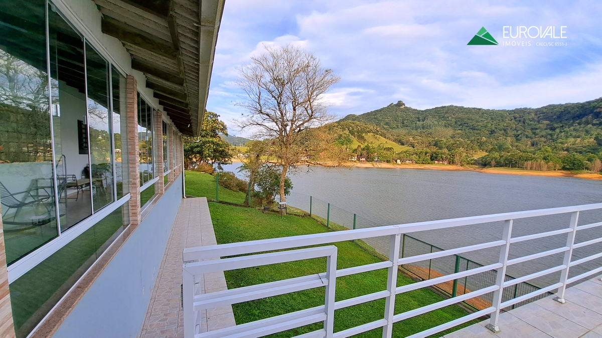CASA NO LAGO EM PALMEIRAS
