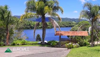 Casa com 2 terrenos em Palmeiras